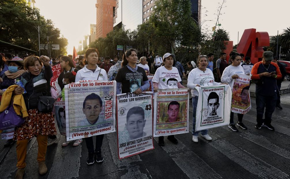 Familiares de los 43 normalistas de Ayotzinapa marchan en la CDMX. Foto: Fernanda Rojas/ EL UNIVERSAL