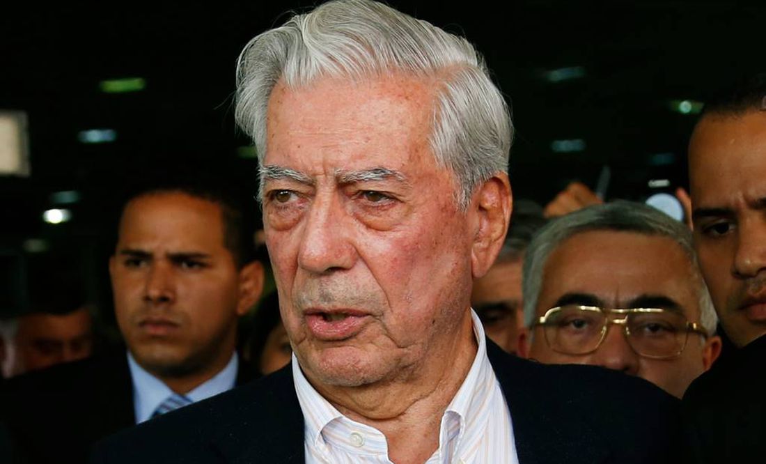 Mario Vargas Llosa es dado de alta; 'ya está recuperado' de Covid-19, afirma su hijo
