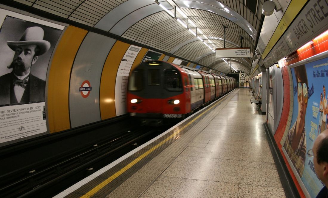 '¡Las puertas no se abren y hay humo!': incendio desata caos en el Metro de Londres