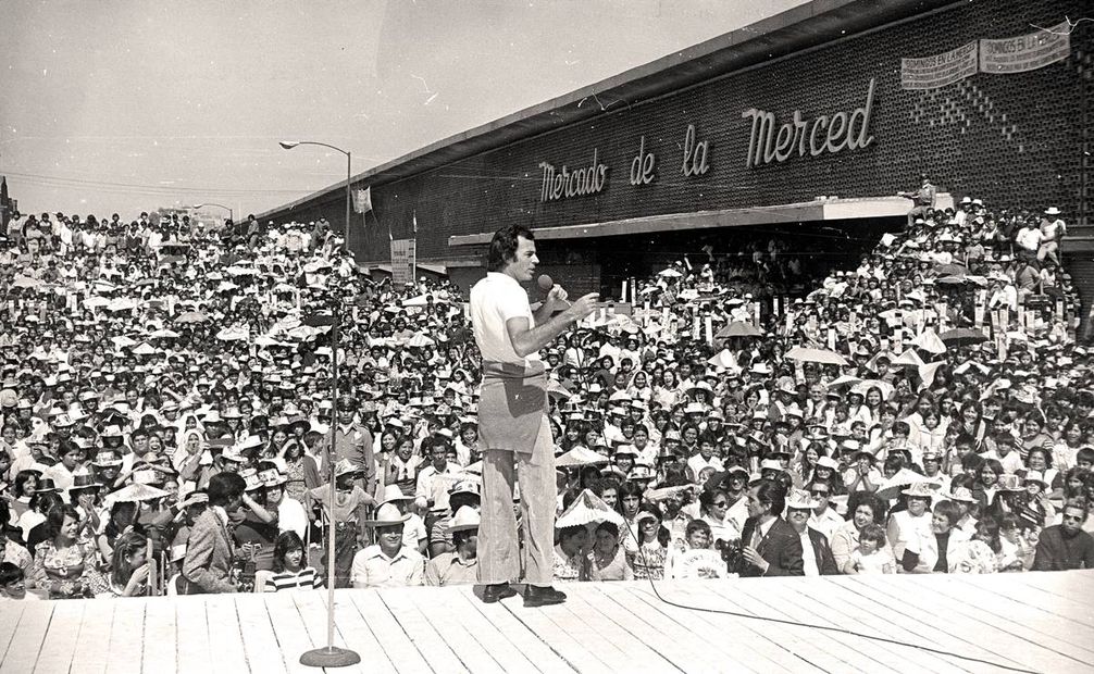 Julio Iglesias cantando frente al Mercado de la Merced. Noviembre de 1974. Foto: Adalberto Arroyo/ Archivo El Universal.
