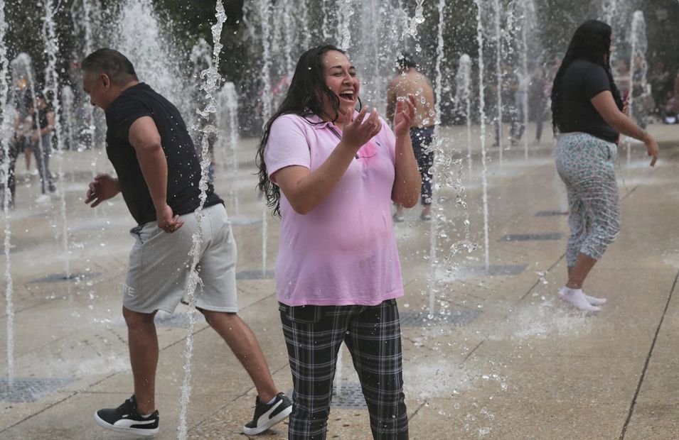 Capitalinos se refrescan ante onda de calor. Foto: Fernanda Rojas/ EL UNIVERSAL/