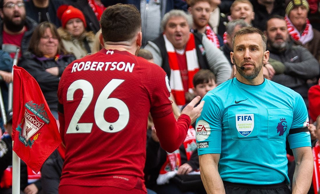 Premier League suspende al árbitro que agredió a jugador del Liverpool