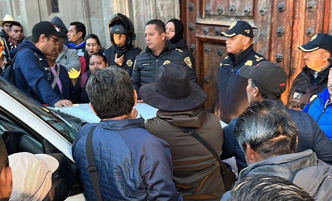 Maestros de la CNTE intentan entrar a Palacio Nacional, antes de la mañanera de AMLO