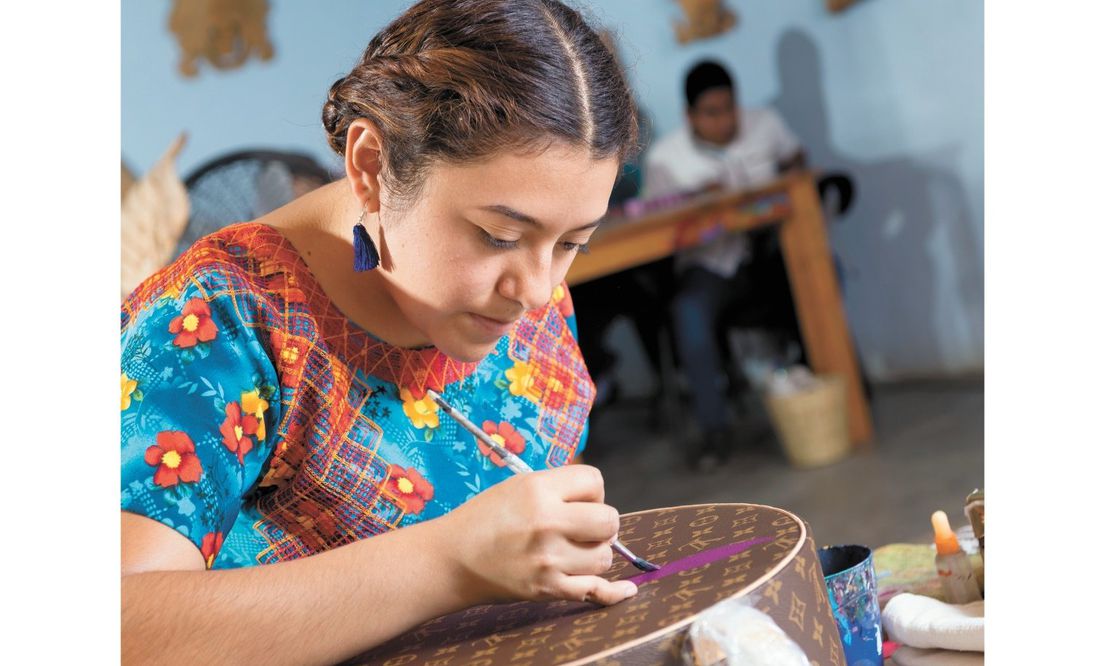 Grupo de artesanos de Oaxaca colaboran con Louis Vuitton