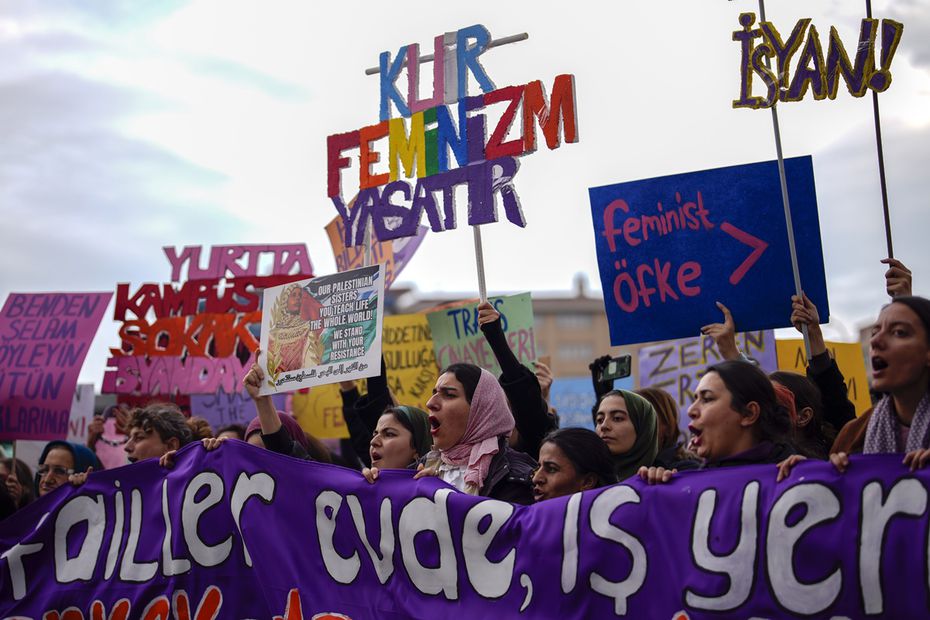Mujeres coreanas consignas durante una manifestación que conmemora el Día Internacional para la Eliminación de la Violencia contra la Mujer, el 25 de noviembre, en Estambul. Foto: AP