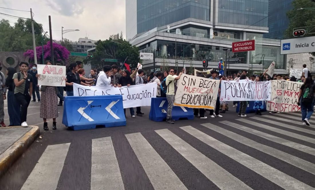 Estudiantes de la UNAM marchan a Rectoría; exigen preservar becas Elisa Acuña