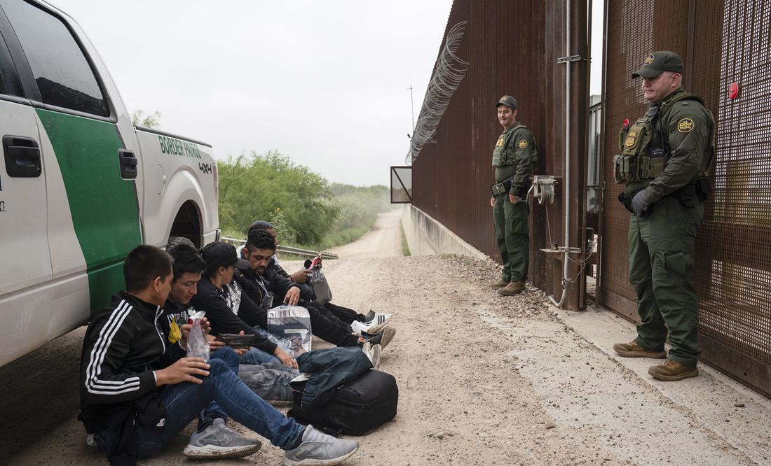 Gobernador de Texas envía helicópteros Black Hawk a la frontera con México para contener la entrada migrantes
