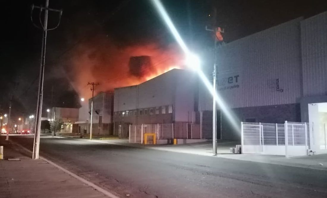 Incendio consume bodegas en zona industrial de Tlajomulco, Jalisco