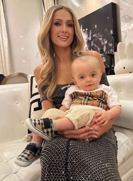 Paris Hilton posa en Instagram con su hijo.