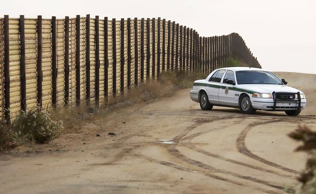 Un vehículo de la Patrulla Fronteriza vigila el límite entre Campo, California y Tijuana. En 1993, el presupuesto anual de esta organización apenas ascendió a 300 mil dólares; en la actualidad dispone de más de 15 mil millones. Foto: Joshua Gates Weisberg/EFE.