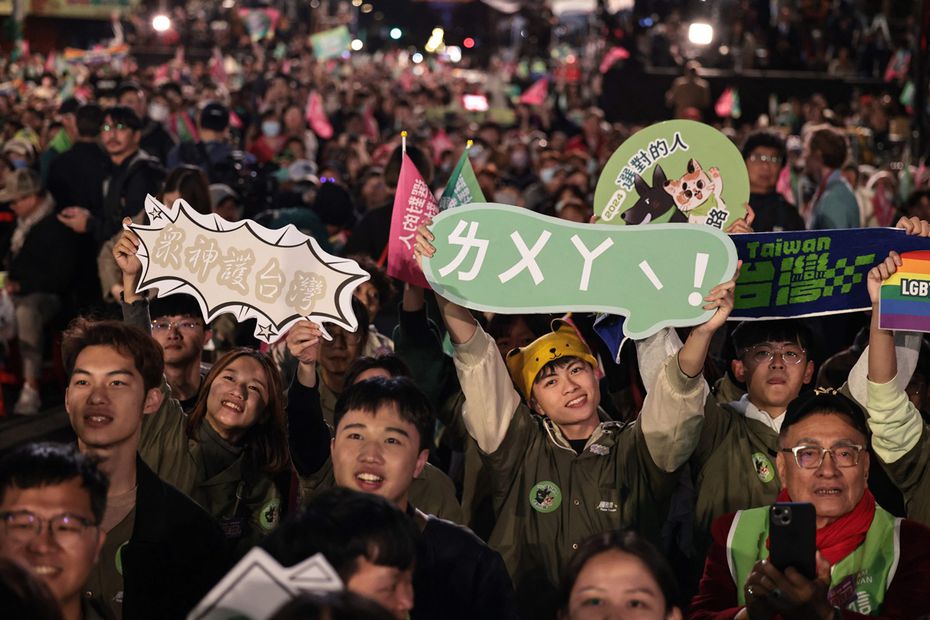 Los partidarios del vicepresidente de Taiwán y candidato presidencial del gobernante Partido Democrático Progresista (PPD), Lai Ching-te, sostienen pancartas, al esperar los resultados de las elecciones presidenciales frente a la sede del partido en Taipéi. Foto: AFP
