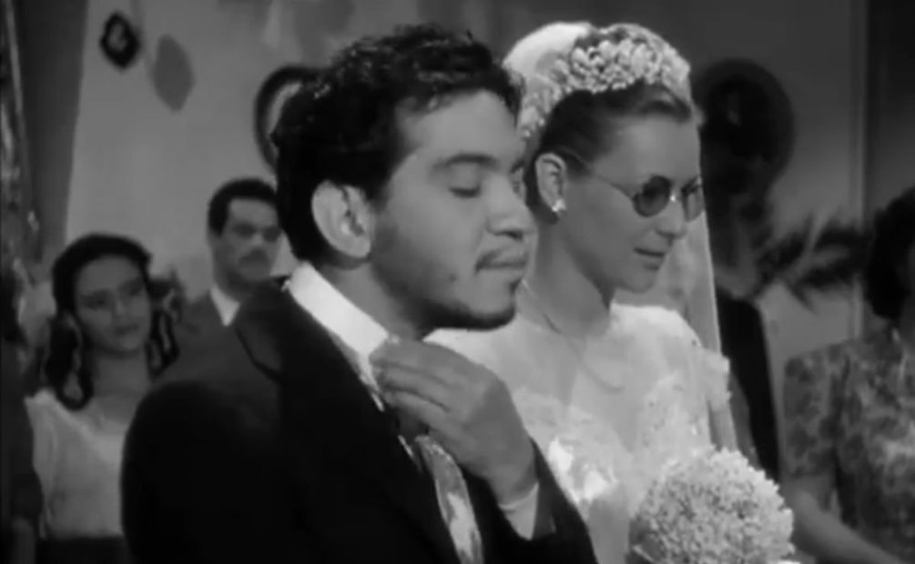 Cantinflas y Miroslava se casan sin amor, pero después se enamoran en la cinta "¡A volar joven!"