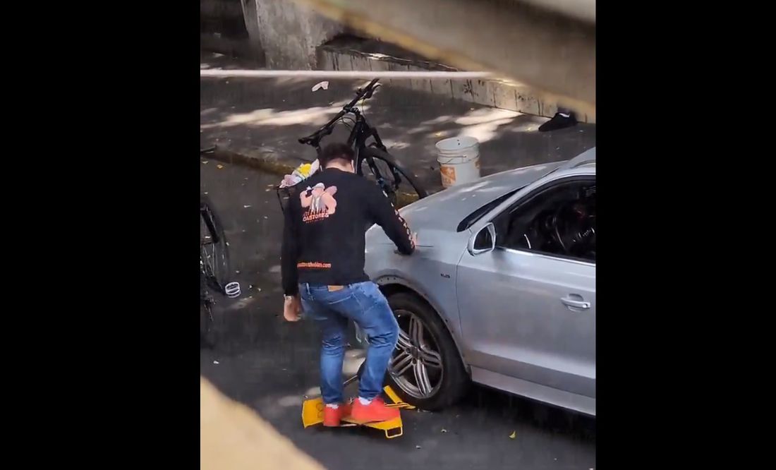 VIDEO: Hombre arranca 'araña' que le pusieron policías en Guadalajara 