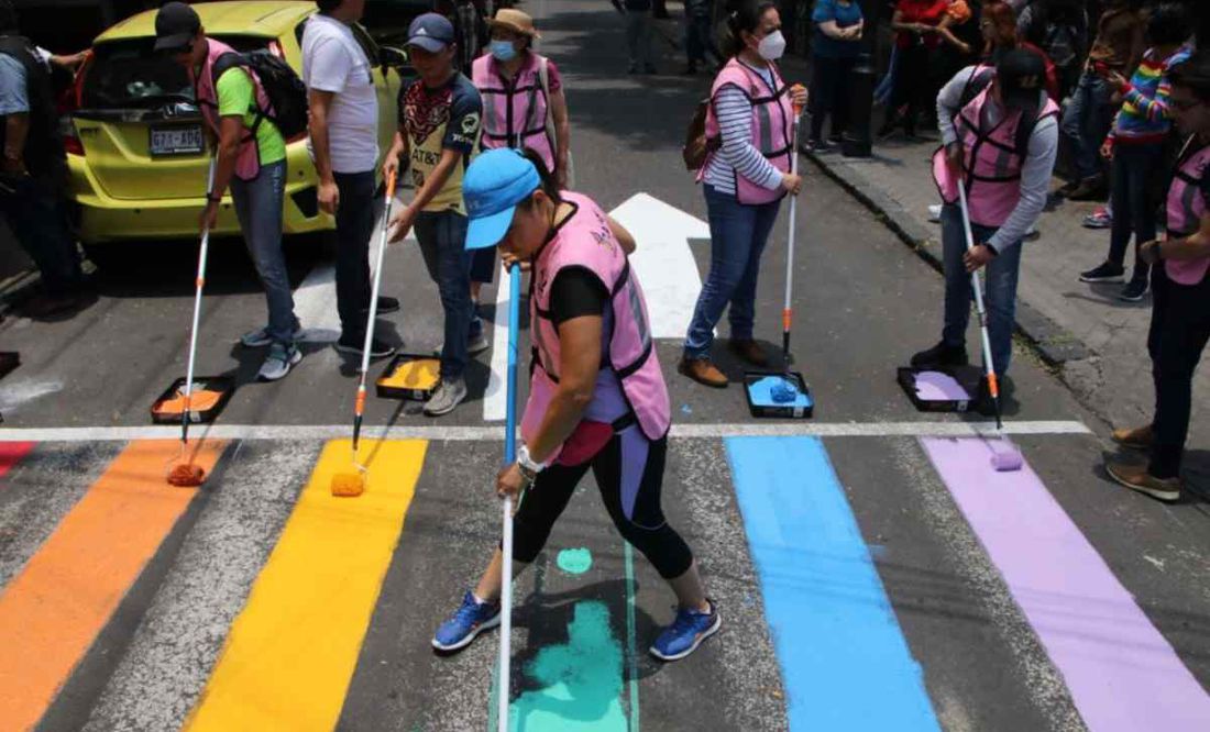 Tlalpan pinta cebras peatonales con colores del arcoíris para visibilizar a población LGBT+