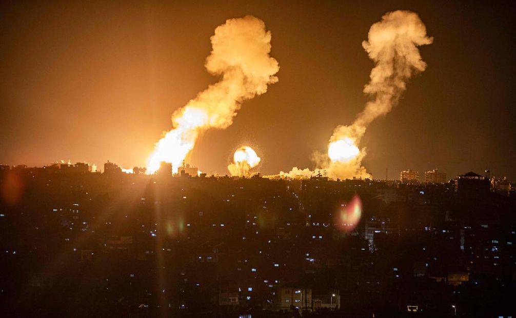 fotografía tomada a principios del 7 de abril de 2023 muestra explosiones en Khan Yunis, en el sur de la Franja de Gaza, durante ataques aéreos israelíes contra el enclave palestino. Foto: Yousef MASOUD / AFP