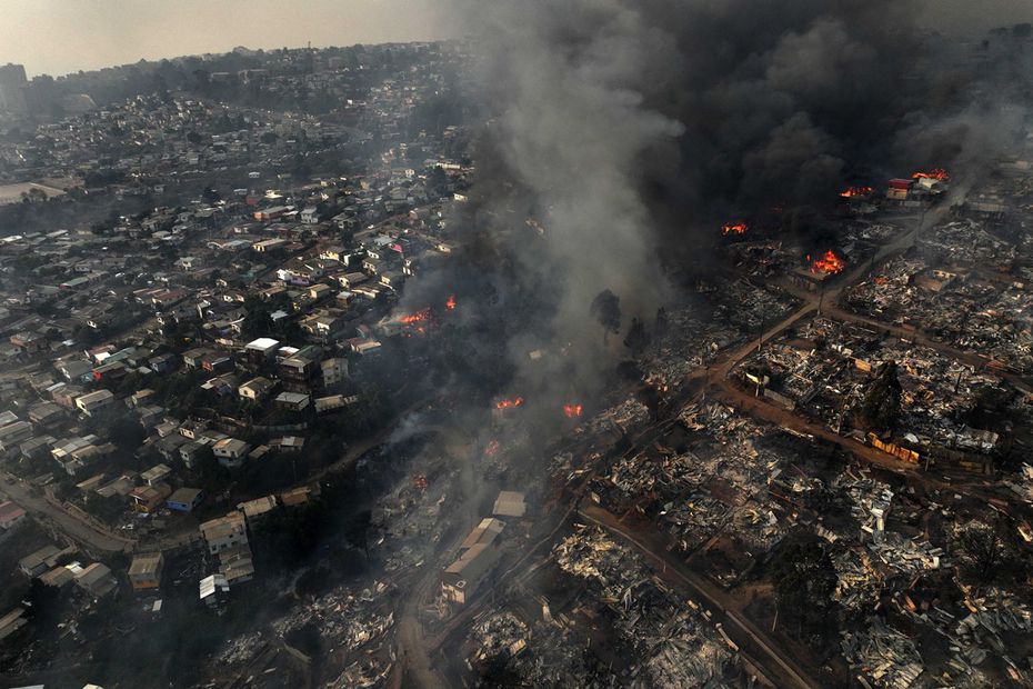Vista aérea del incendio forestal que afecta los cerros de la ciudad de Viña del Mar en el sector Las Pataguas, Chile, tomada el 3 de febrero de 2024. Foto: AFP