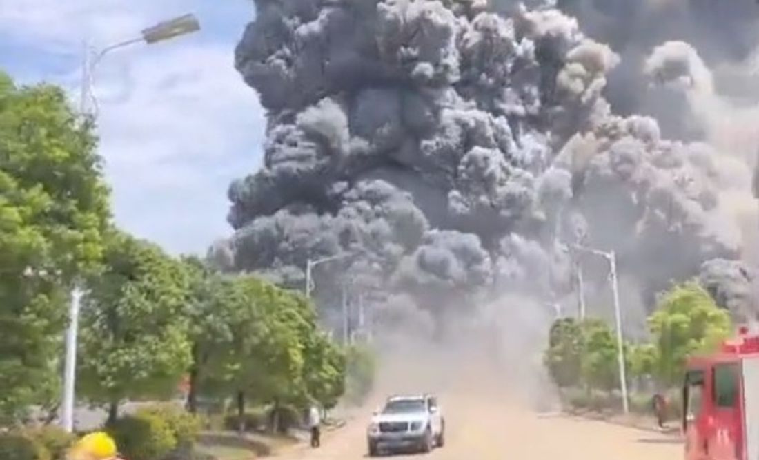 Explosión en planta química en China causa incendio y columna de humo negro