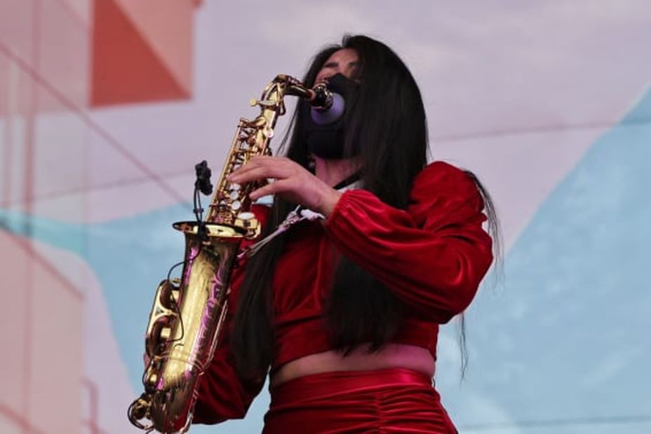 Maria Elena Ríos ilumina con su saxofón el Vive Latino