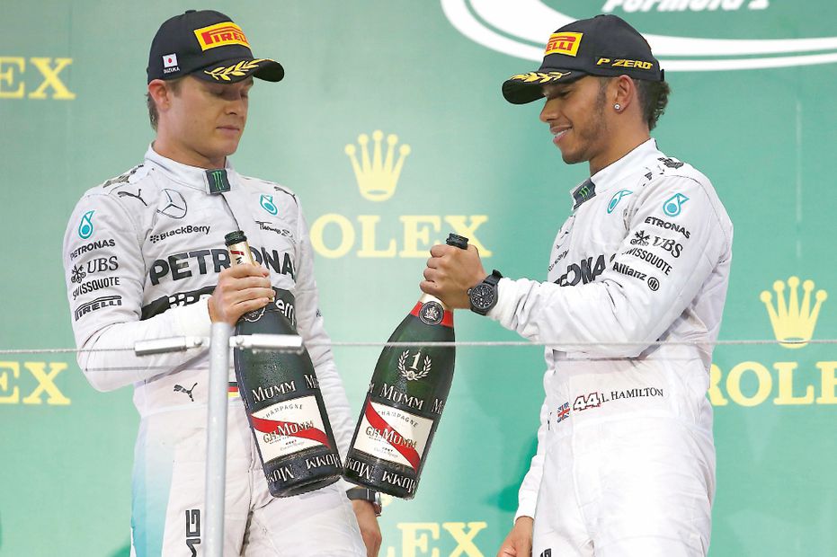 Mercedes ve en la lucha entre sus pilotos (Nico Rosberg y Lewis Hamilton) una posible solución a su control en F1 (TORU HANAI. REUTERS)