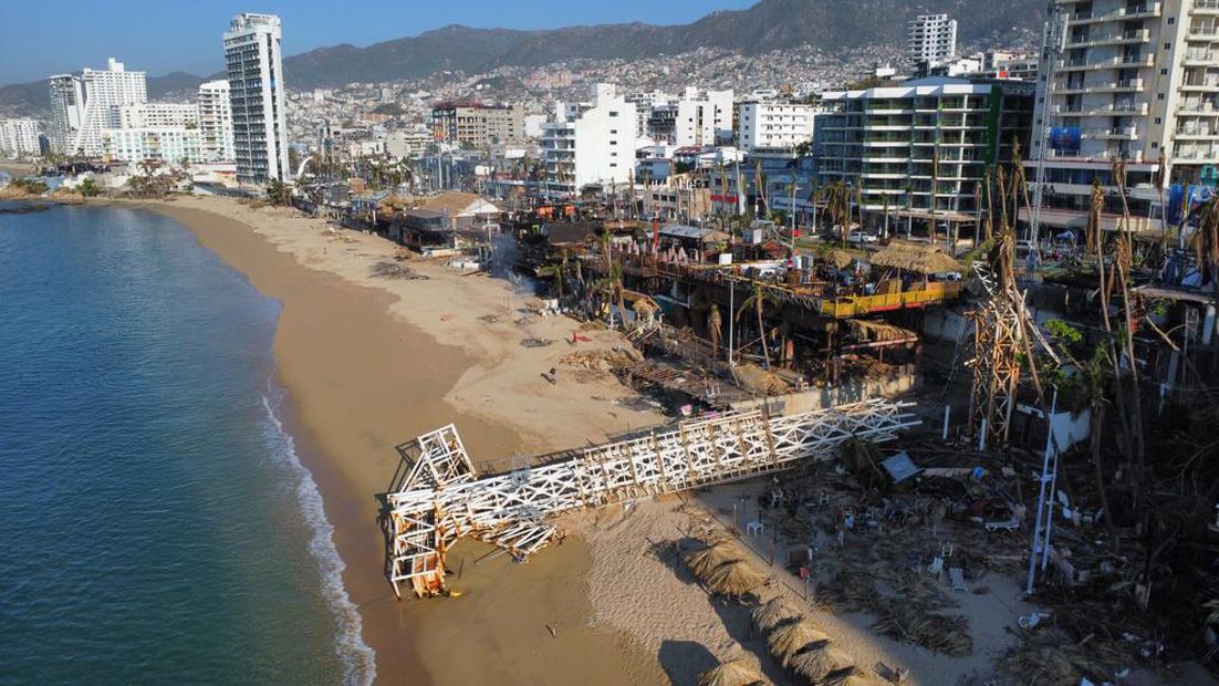 A un mes del paso del huracán  Otis, así se se ve el puerto de Acapulco con drone . Foto: Diego Prado/ EL UNIVERSAL