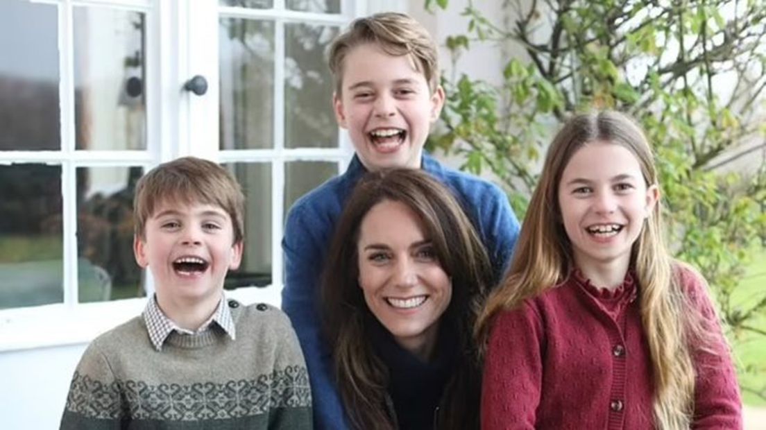 La princesa Kate Middleton con sus hijos George (atrás), Charlotte y Louis, en una foto que difundió la familia por el Día de las Madres. FOTO: INSTAGRAM