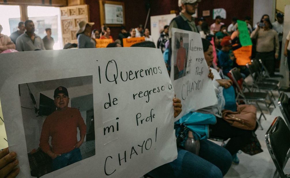 Los docentes repartieron volantes para informar los motivos de la manifestación: ¡Por la liberación del profe Chayo y la seguridad del magisterio”. Foto: Diana Valdez