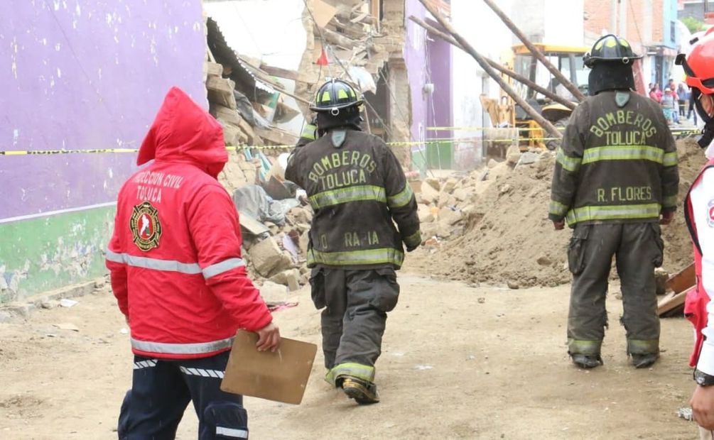 Los uniformados, en coordinación con la población, continuaron removiendo los escombros hasta encontrar a una persona del sexo masculino de aproximadamente 36 años. Foto: Especial