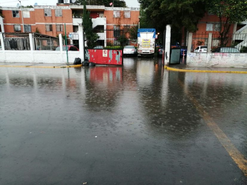 Fuerte lluvia deja inundaciones y autos atrapados en Cuautitlán Izcalli
