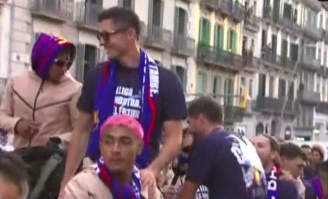 VIDEO: Julián Araujo festeja junto a Robert Lewandowski el título del FC Barcelona