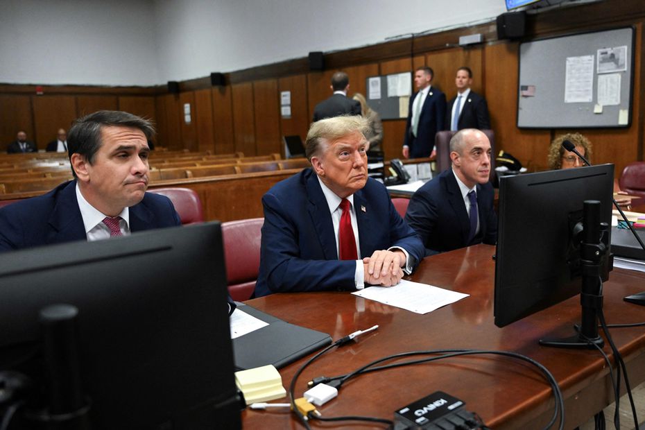 El expresidente estadounidense Donald Trump asiste al primer día de su juicio por supuestamente encubrir pagos de silencio relacionados con relaciones extramatrimoniales, en el Tribunal Penal de Manhattan, en la ciudad de Nueva York, el 15 de abril de 2024. Foto: AFP