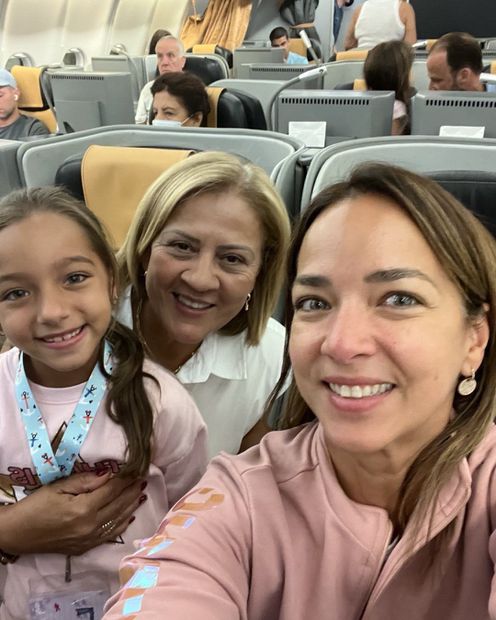 Alaia, Adamari López y Lillyam Lopera a bordo de un avión para ir de viaje. Fuente: Instagram @lillyamlopera
