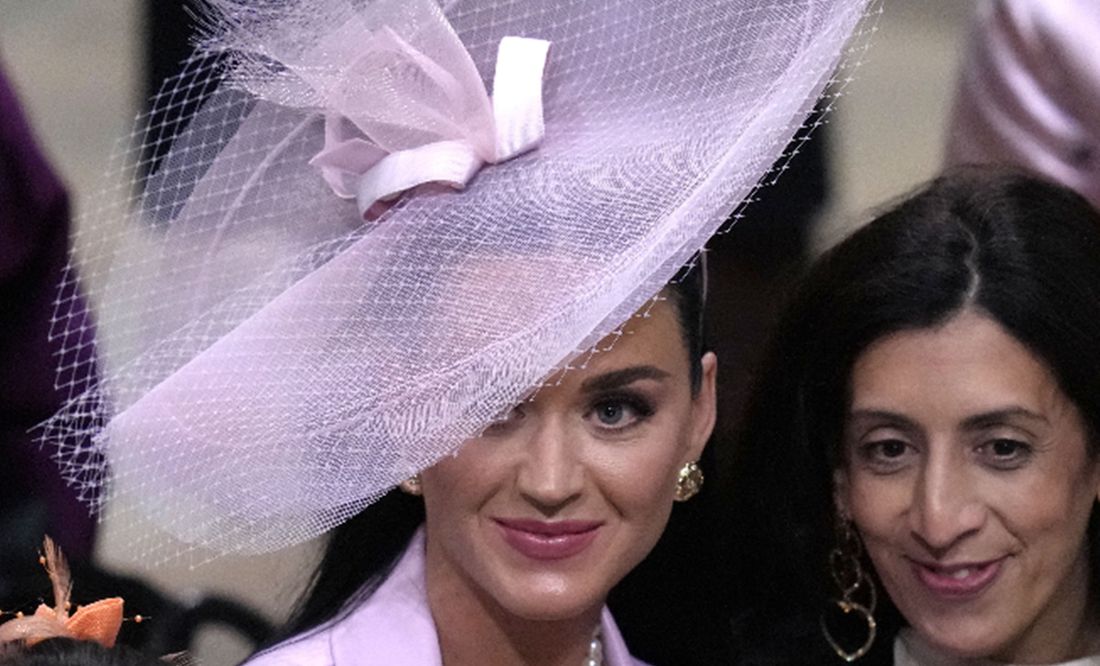 Katy Perry no solo perdió su asiento, también sufrió un resbalón durante la coronación del Rey Carlos III