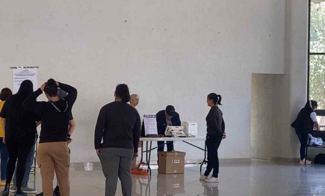 “Nada más escoge uno al candidato, partido y punto”, mexiquense tras votar de manera electrónica en Naucalpan