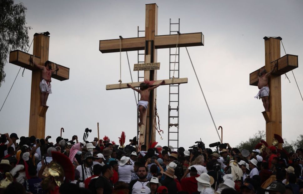 Hace unos momentos, Jesús fue crucificado durante la representación 175 de la Pasión de Cristo en la delegación Iztapalapa, que duró alrededor de una hora. Foto: Juan Carlos Reyes/EL UNIVERSAL