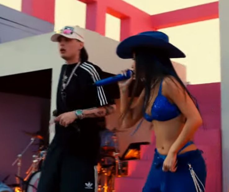Peso Pluma y Becky G juntos en el escenario de Coachella 2023. Captura.