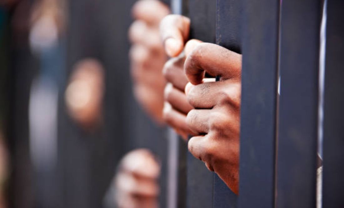 Dan prisión preventiva a excatedrático de la UAM por abuso sexual a menores de edad