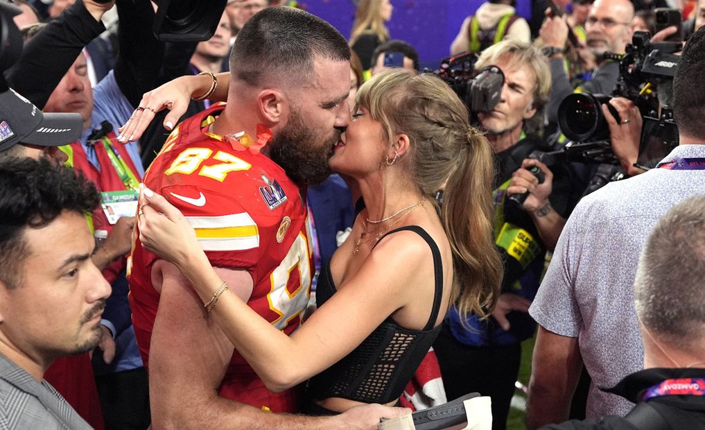 Taylor Swift y Travis Kelce celebran el triunfo de Kansas City Chiefs. 
<p>Foto: AFP / Patrick T. Fallon