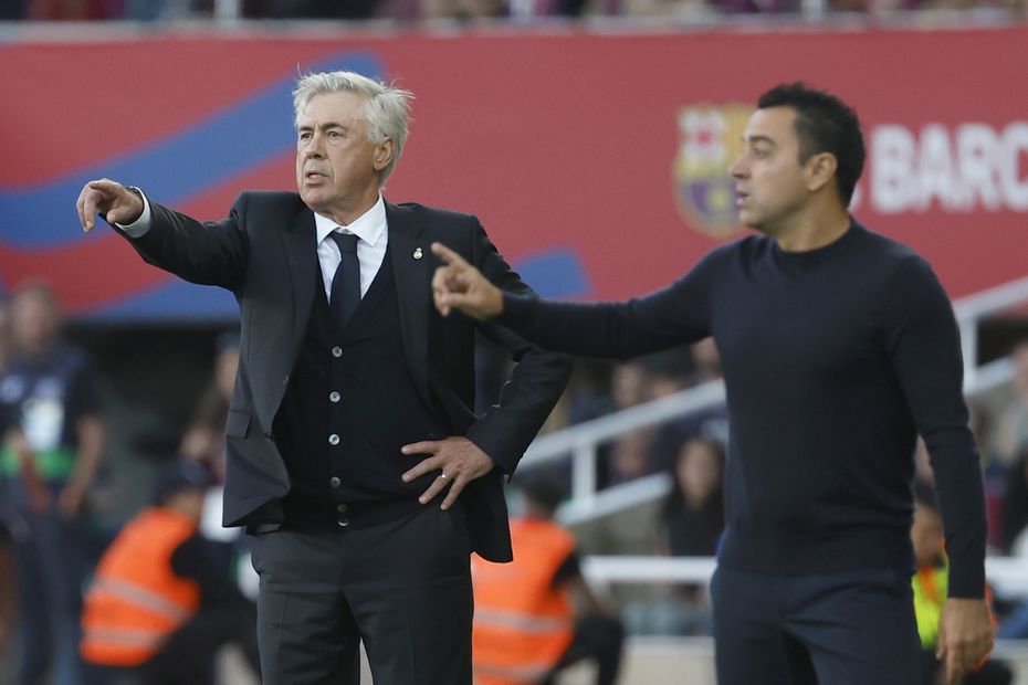 Carlo Ancelotti y Xavi Hernandez en partido de LaLiga - Foto: AP
