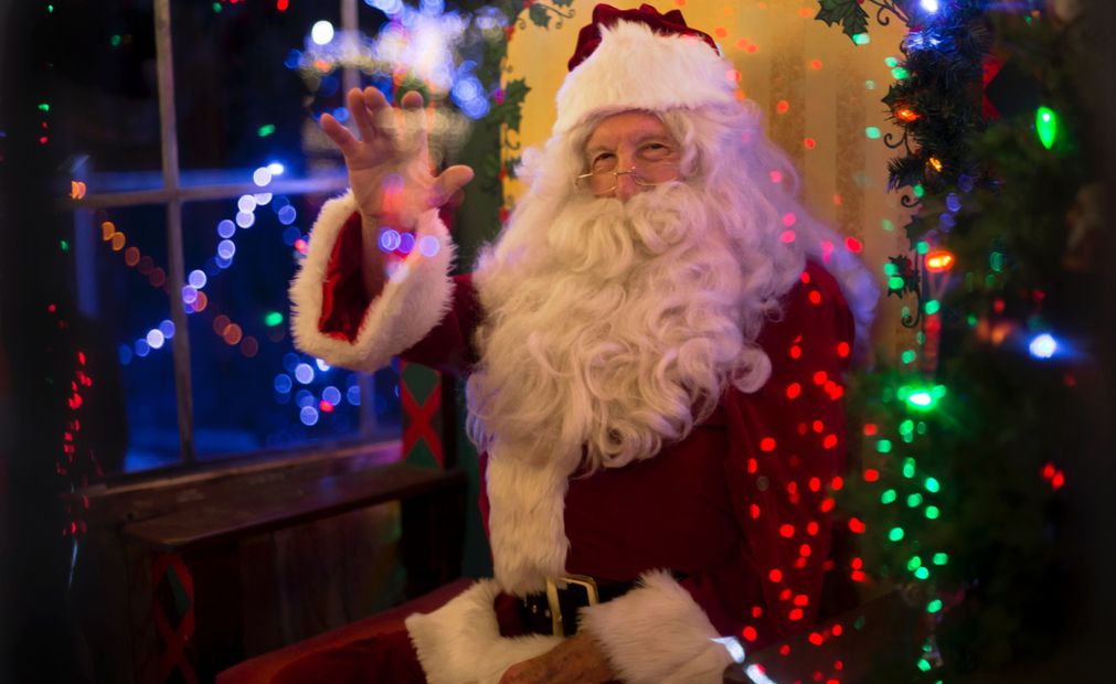 Santa Claus entrega carbón a los niños que se portaron mal. Foto: Unsplash