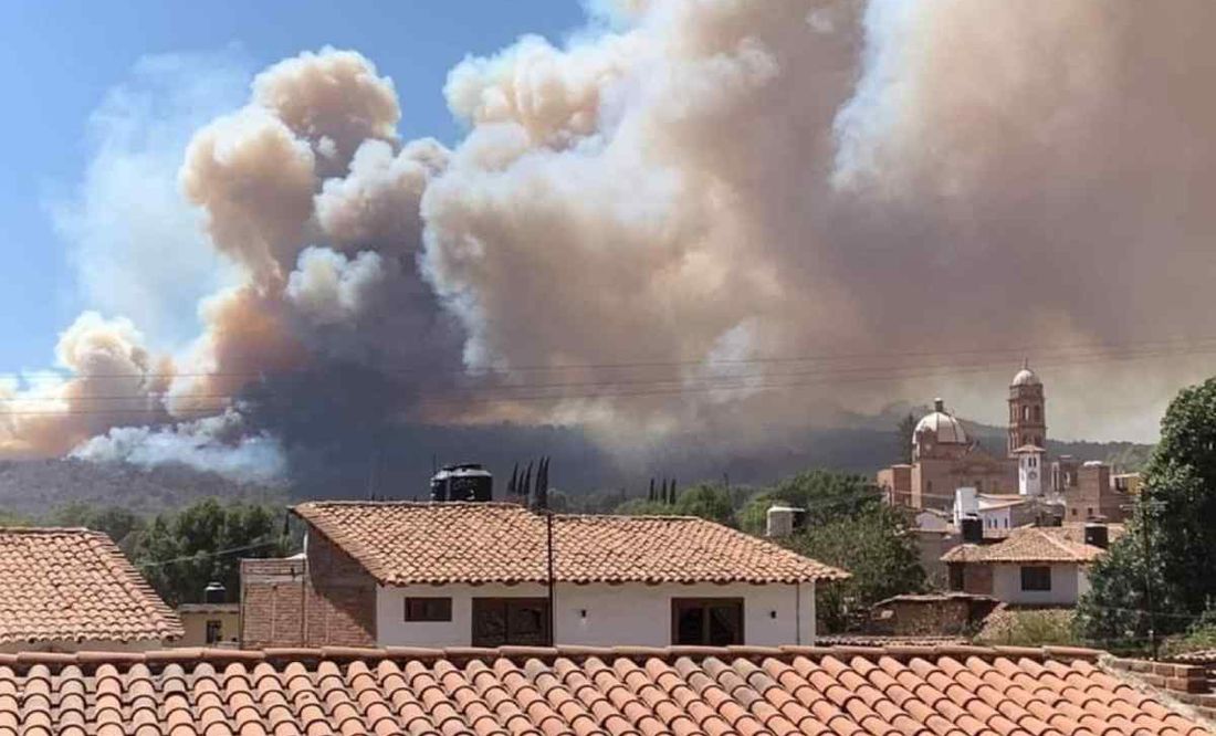 Arde Jalisco: Evacuan a 260 personas por incendio en Tapalpa; 298 bomberos combaten el fuego