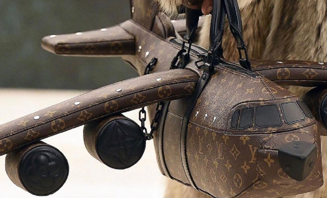 Bolso de Louis Vuitton con forma de avión causa polémica