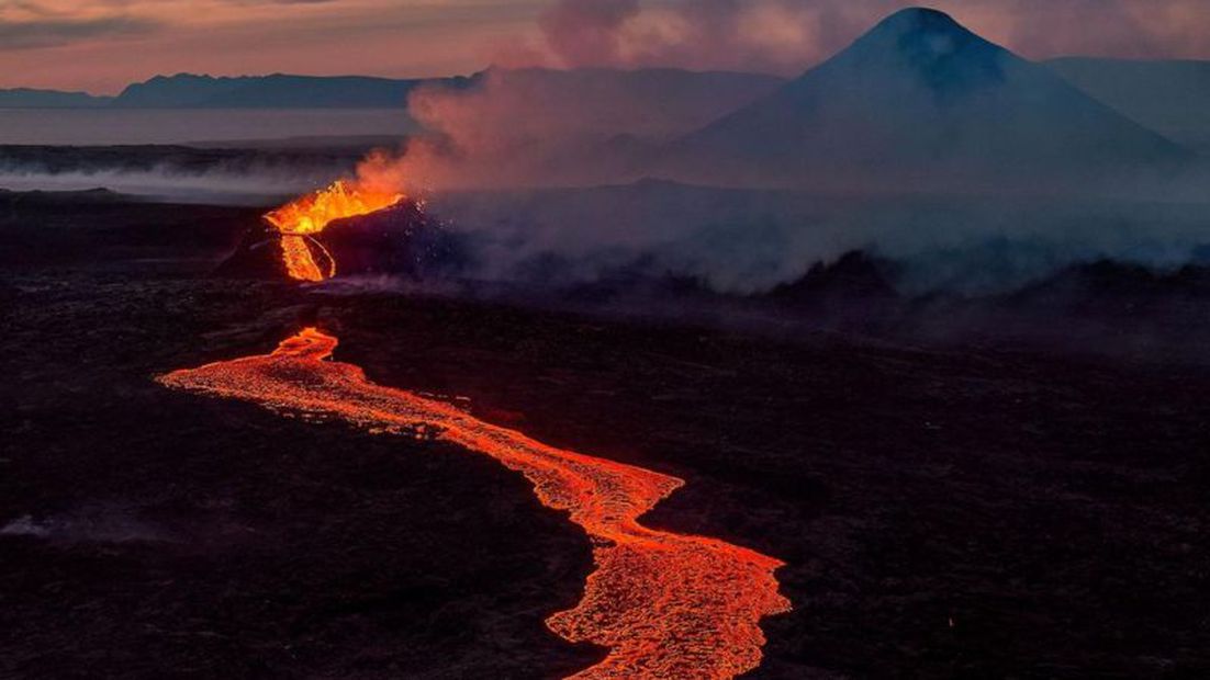 La lengua de lava emitida por el cráter fluye cuesta abajo lentamente. Foto: BBC News