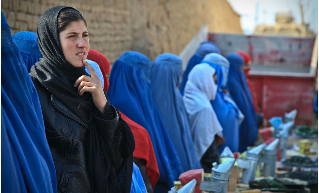 Prohibir que afganas trabajen en la ONU es un asunto 'interno', afirman talibanes