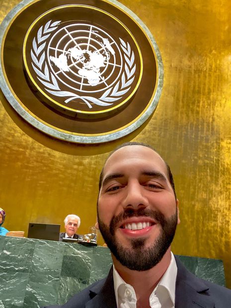 El mandatario Nayib Bukele se toma una selfie antes de hablar durante el 74º período de sesiones de la Asamblea General en la sede de las Naciones Unidas en Nueva York. el 26 de septiembre de 2019. Foto: AFP