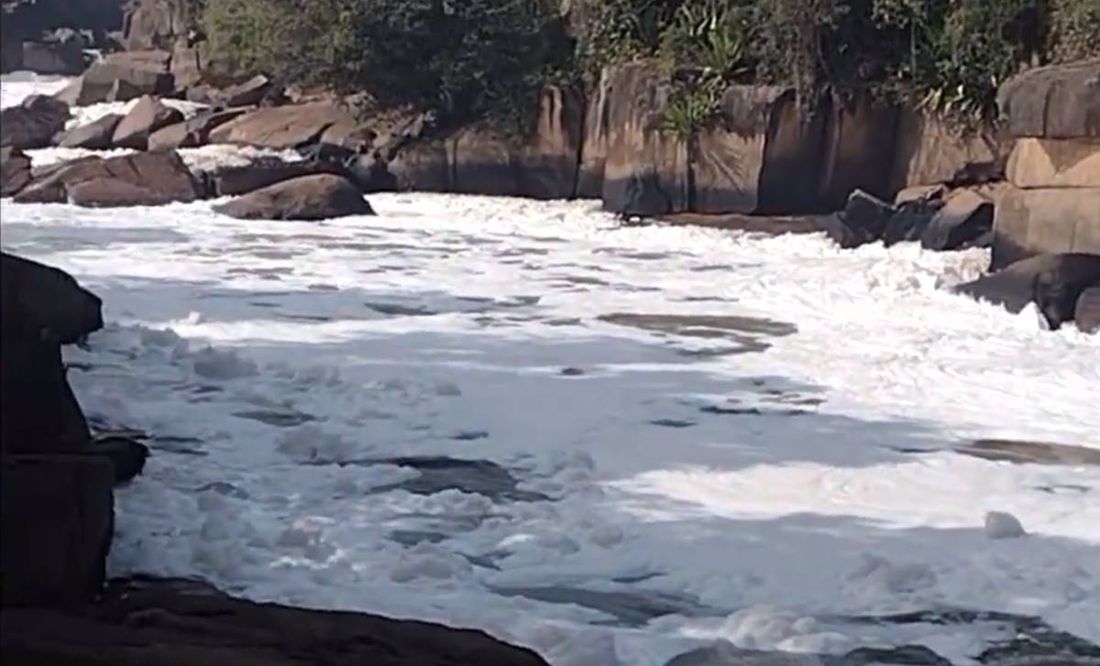 ¡Impresionante! Espuma tóxica cubre un río en Brasil