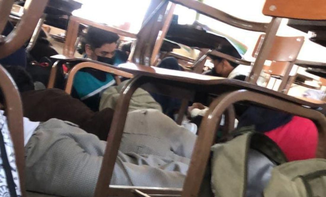 Por balacera afuera de secundaria, alumnos se refugian bajo butacas en Cuernavaca