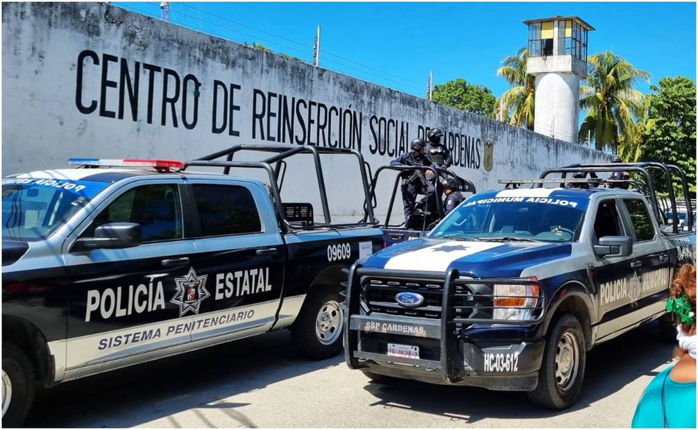 Familiares de reclusos llegan al penal de Las Palmas, Tabasco. Foto: Luma López / EL UNIVERSAL
