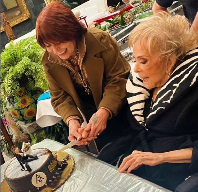 Alejandra Guzmán celebra sus 56 junto a su madre Silvia Pinal. Foto: Instagram.