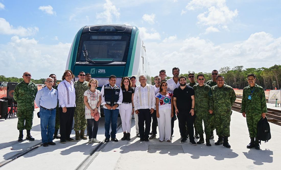 AMLO celebra llegada del primer vagón del Tren Maya a Cancún