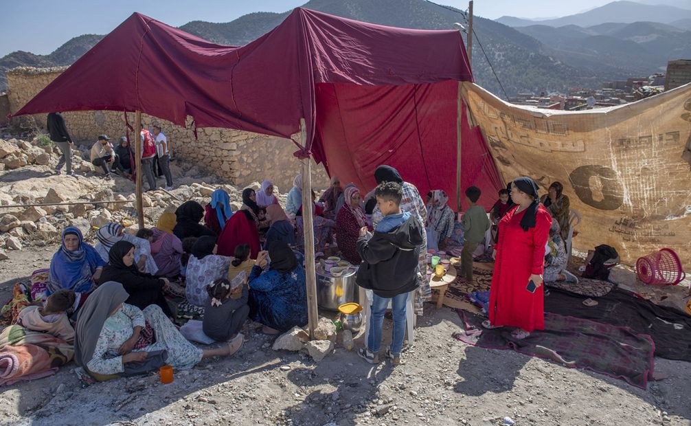 Un grupo de mujeres y niños se refugian bajo una tienda de campaña improvisada tras un terremoto en Marrakech, Marruecos. Foto: EFE